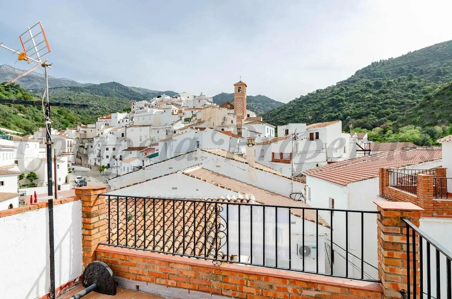 Vista exterior de Casa o xalet en venda en Salares amb Terrassa i Balcó