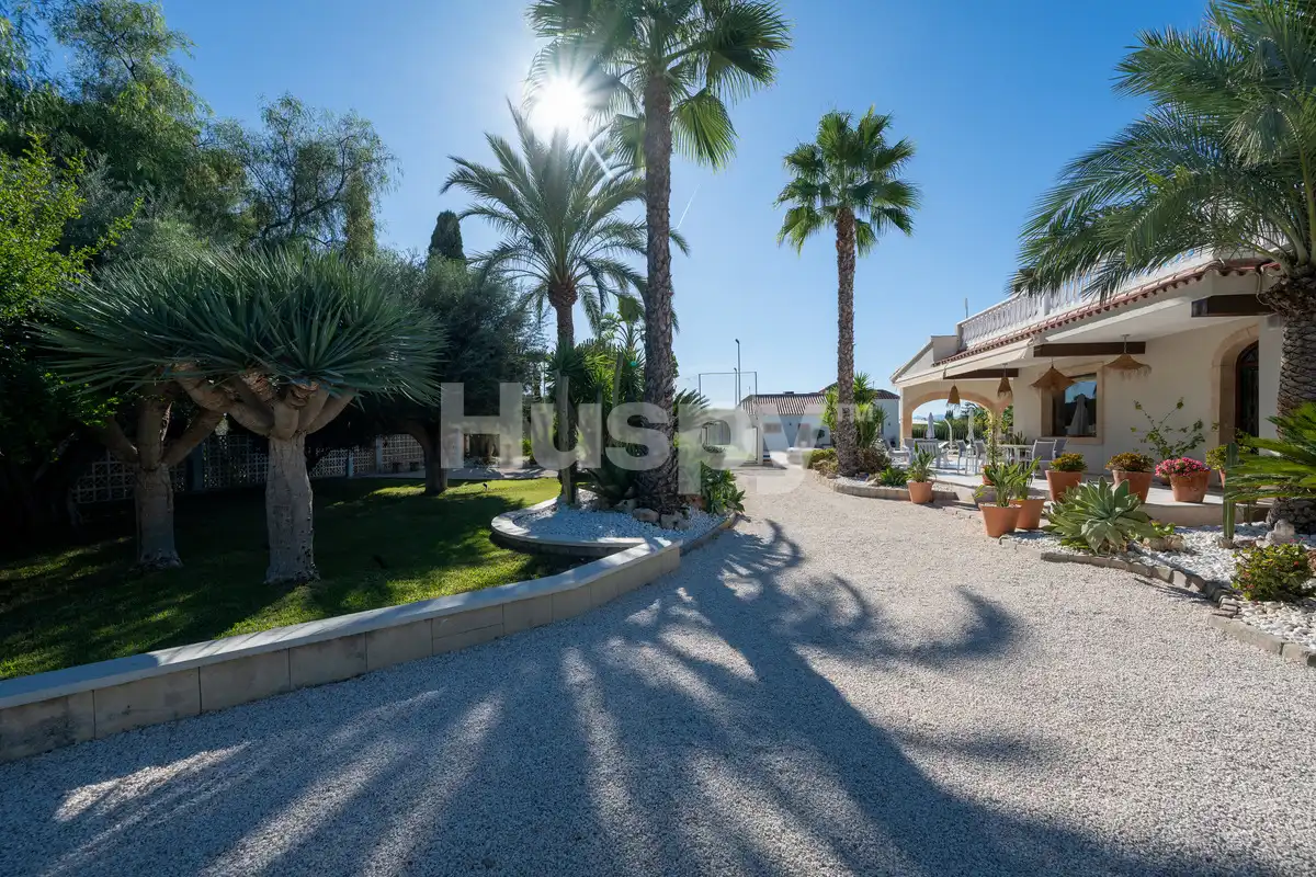 Vista exterior de Casa o xalet en venda en Elche / Elx amb Aire condicionat, Calefacció i Jardí privat