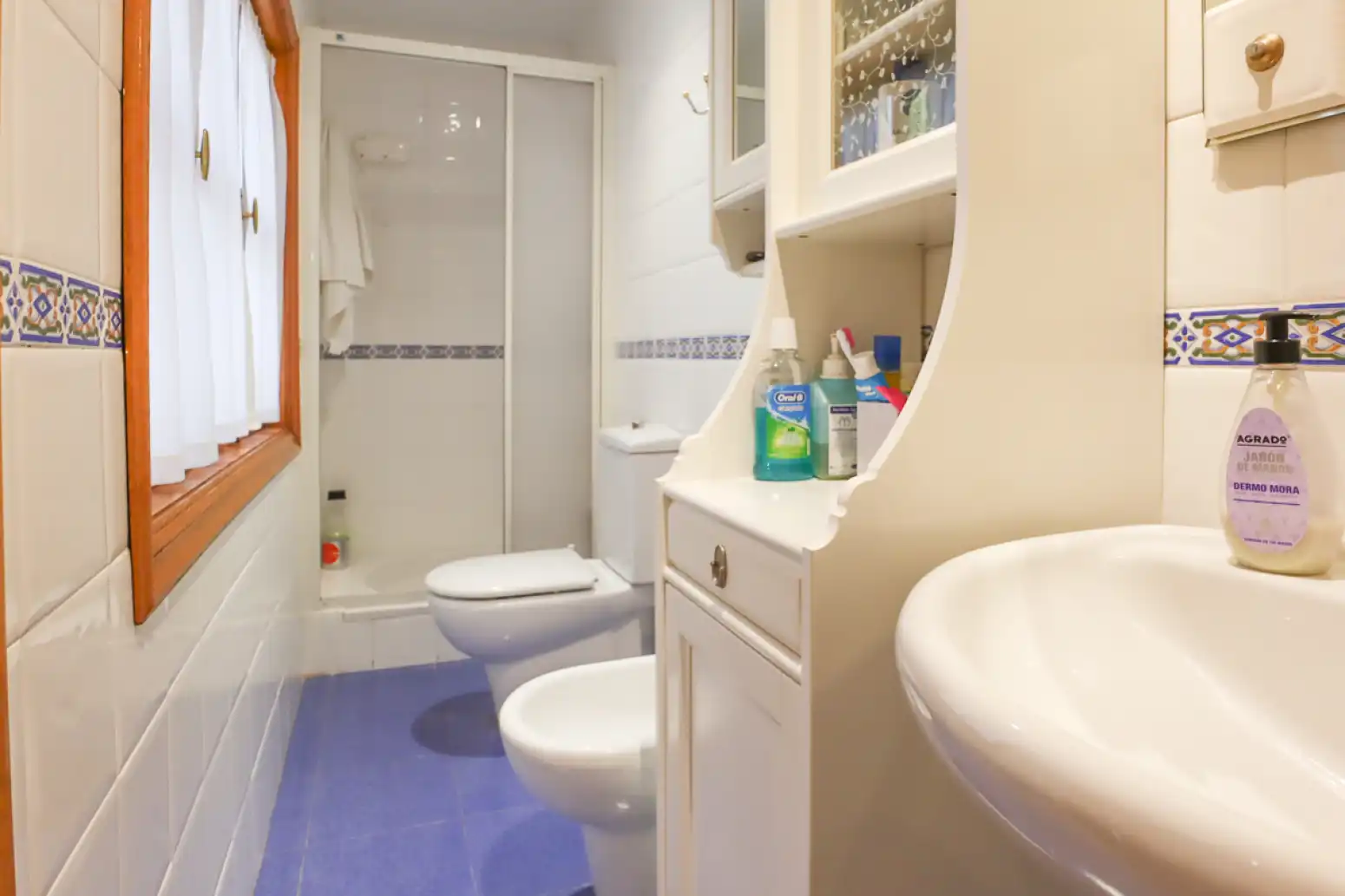 Bathroom of Flat for sale in Oviedo   with Heating, Parquet flooring and Terrace