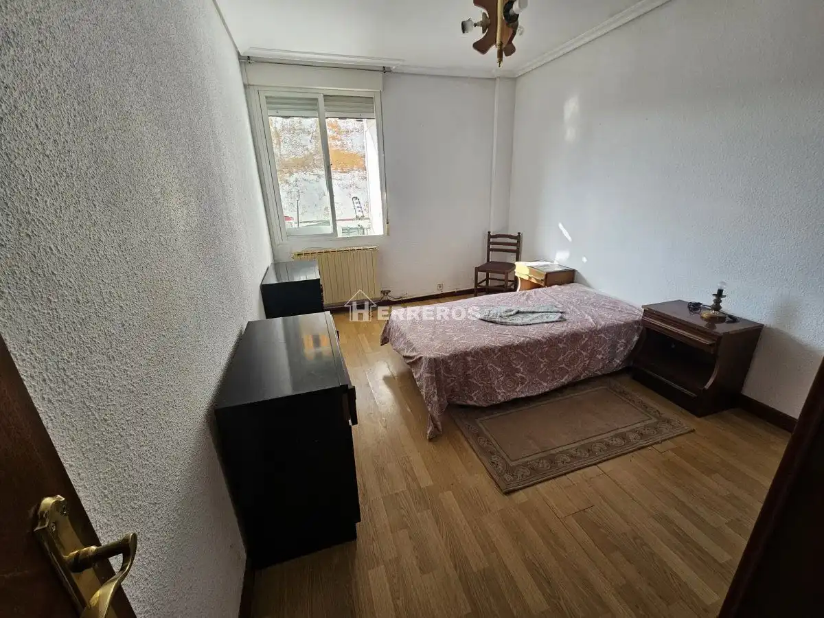 Bedroom of Flat for sale in  Logroño  with Heating, Parquet flooring and Terrace