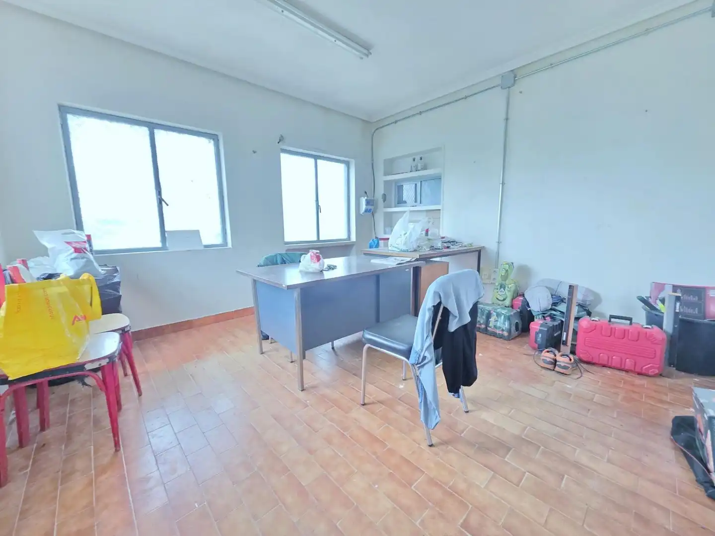 Industrial buildings for sale in Cantiveros