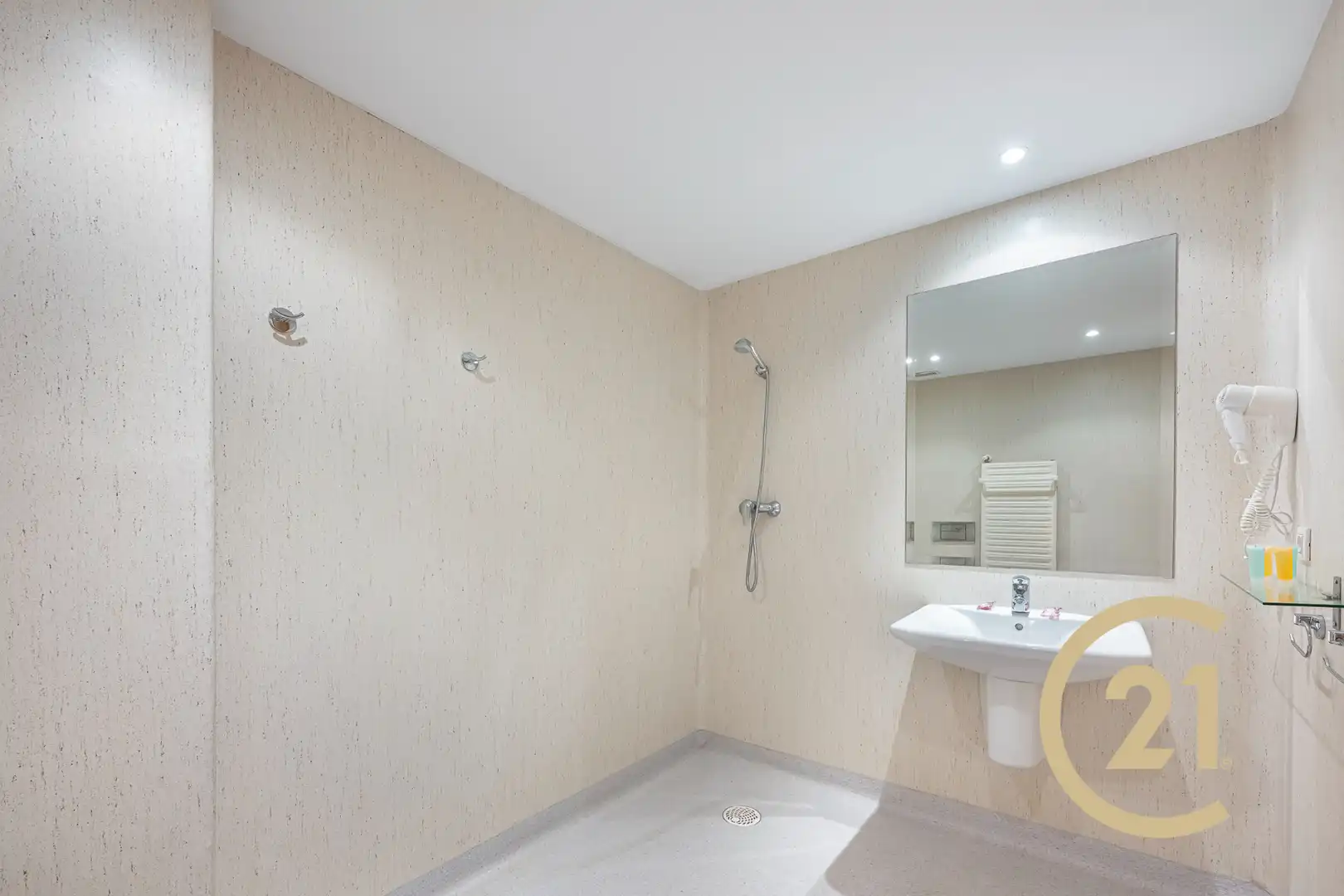 Bathroom of Buildings for sale in Estepona  with Community pool