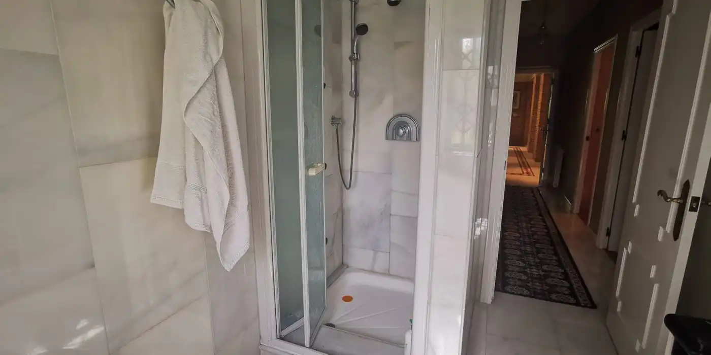 Bany de Casa o xalet en venda en Elche / Elx amb Aire condicionat, Jardí privat i Terrassa