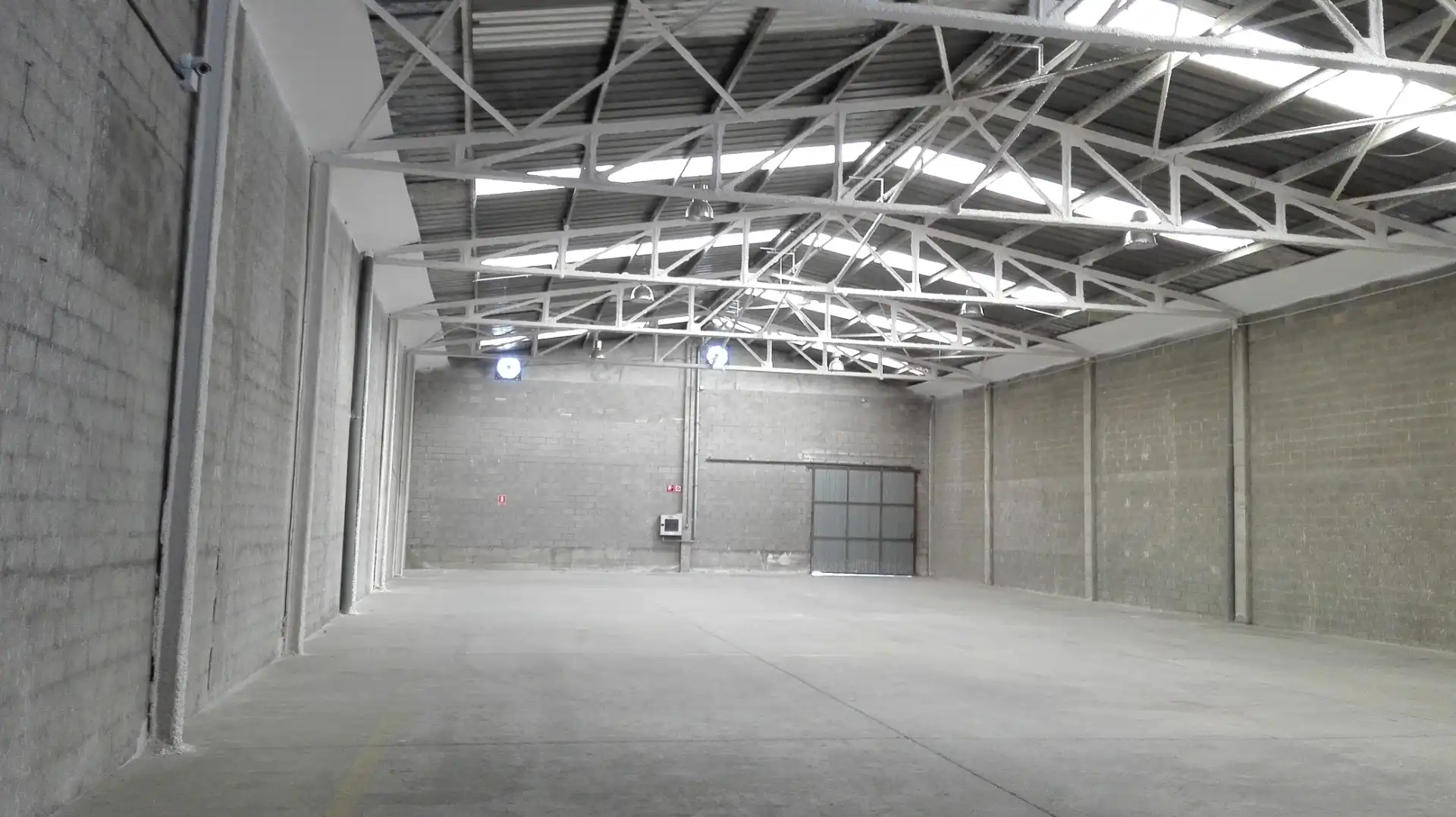 Fabrikhallen zur Miete in Sant Boi de Llobregat mit Heizung und Alarm