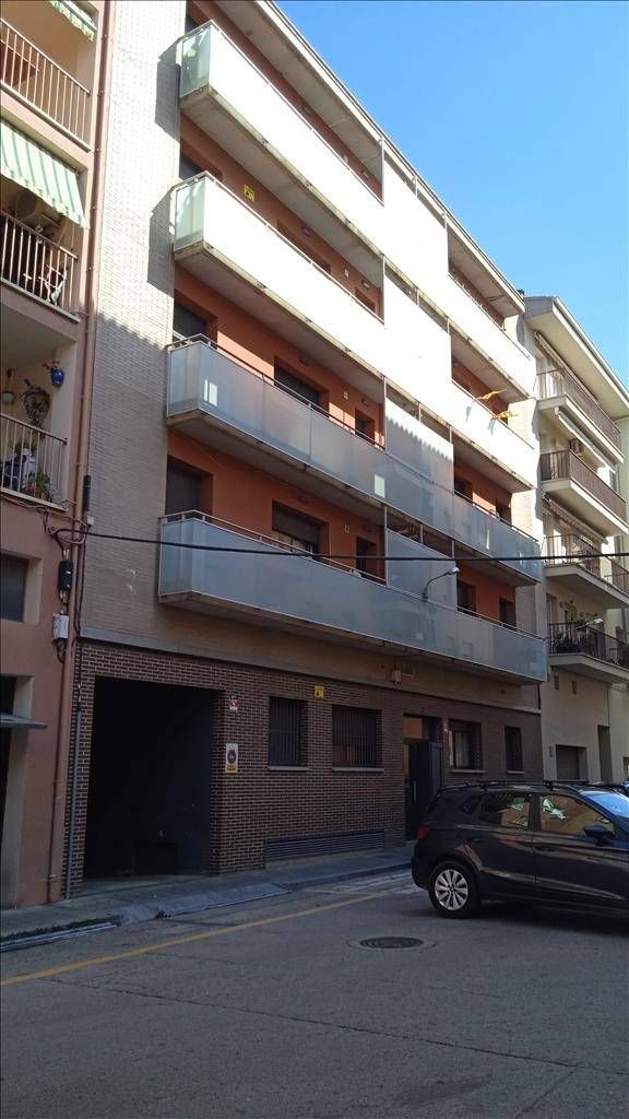 Vista exterior de Pis en venda en Figueres amb Terrassa i Balcó