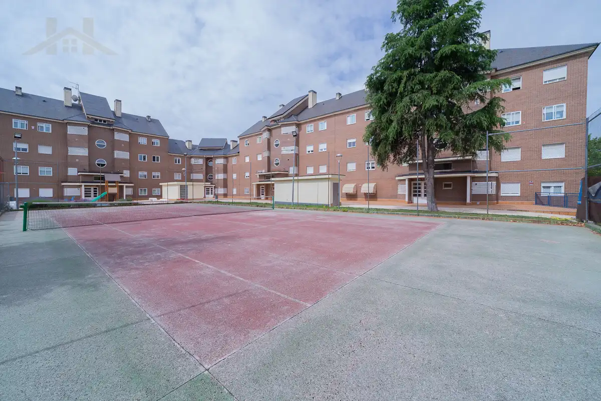 Vista exterior de Àtic en venda en Majadahonda amb Aire condicionat, Calefacció i Terrassa