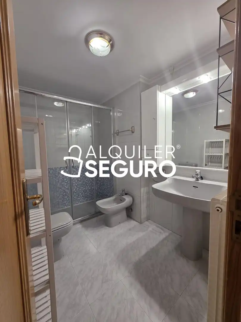 Baño de Piso de alquiler en Burgos con Calefacción y Amueblado
