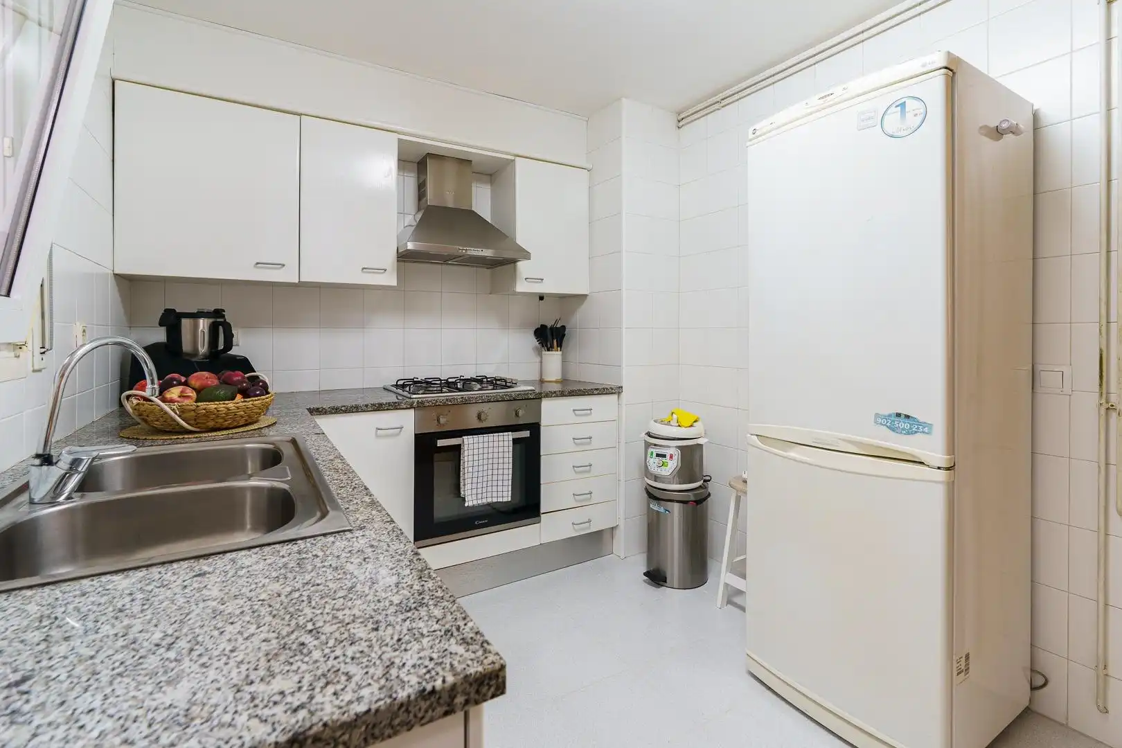 Küche von Erdgeschoss zum Verkauf in Sitges mit Heizung, Privatgarten und Terrasse