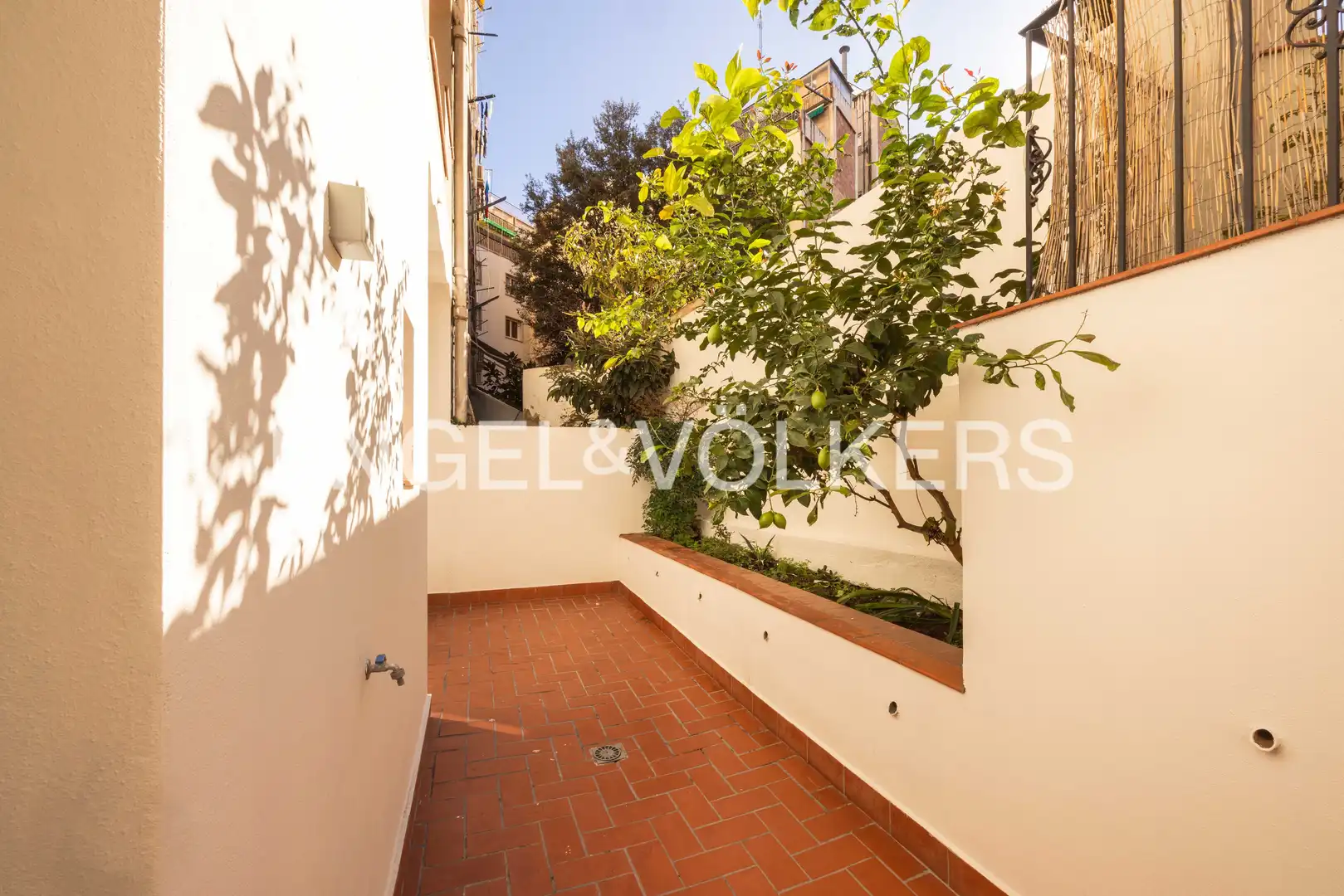 Terrasse von Erdgeschoss zum Verkauf in Barcelona mit Klimaanlage, Heizung und Parkett
