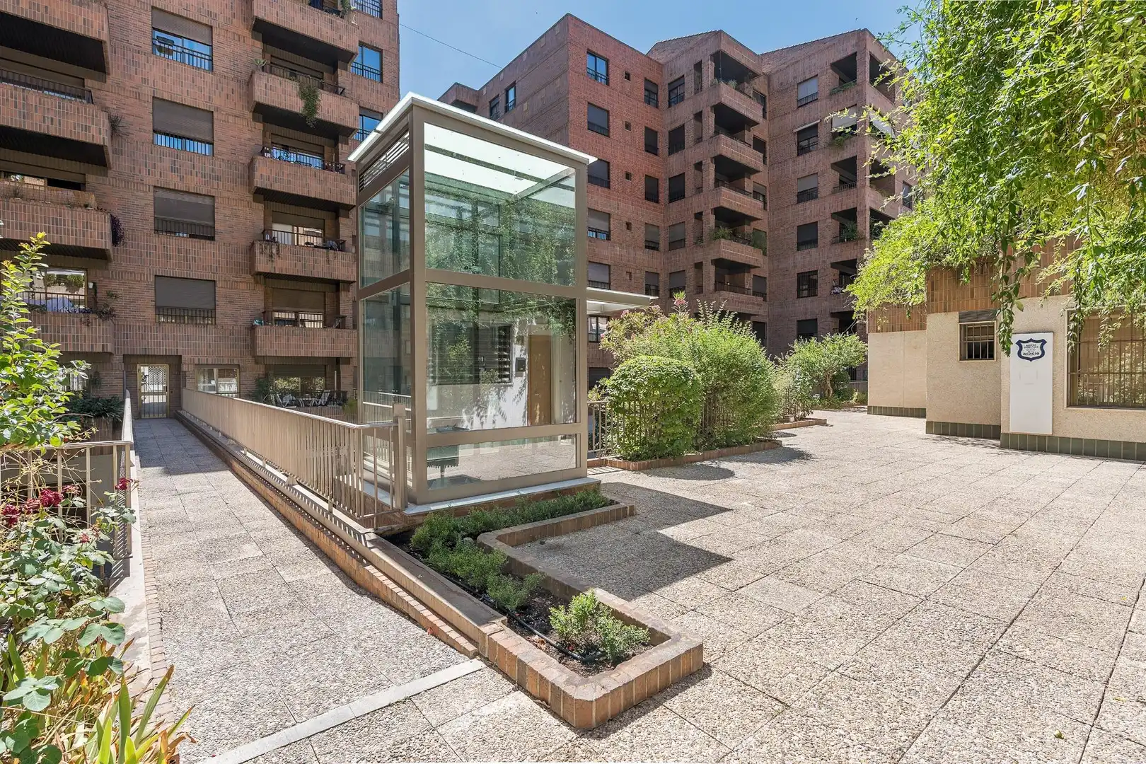 Vista exterior de Planta baixa en venda en Granada amb Aire condicionat, Jardí privat i Moblat