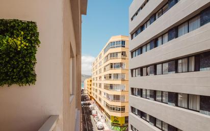 Vista exterior de Pis en venda en Las Palmas de Gran Canaria amb Balcó i Alarma