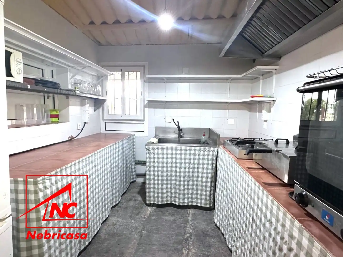 Cuina de Finca rústica en venda en Lebrija amb Aire condicionat, Piscina i Moblat