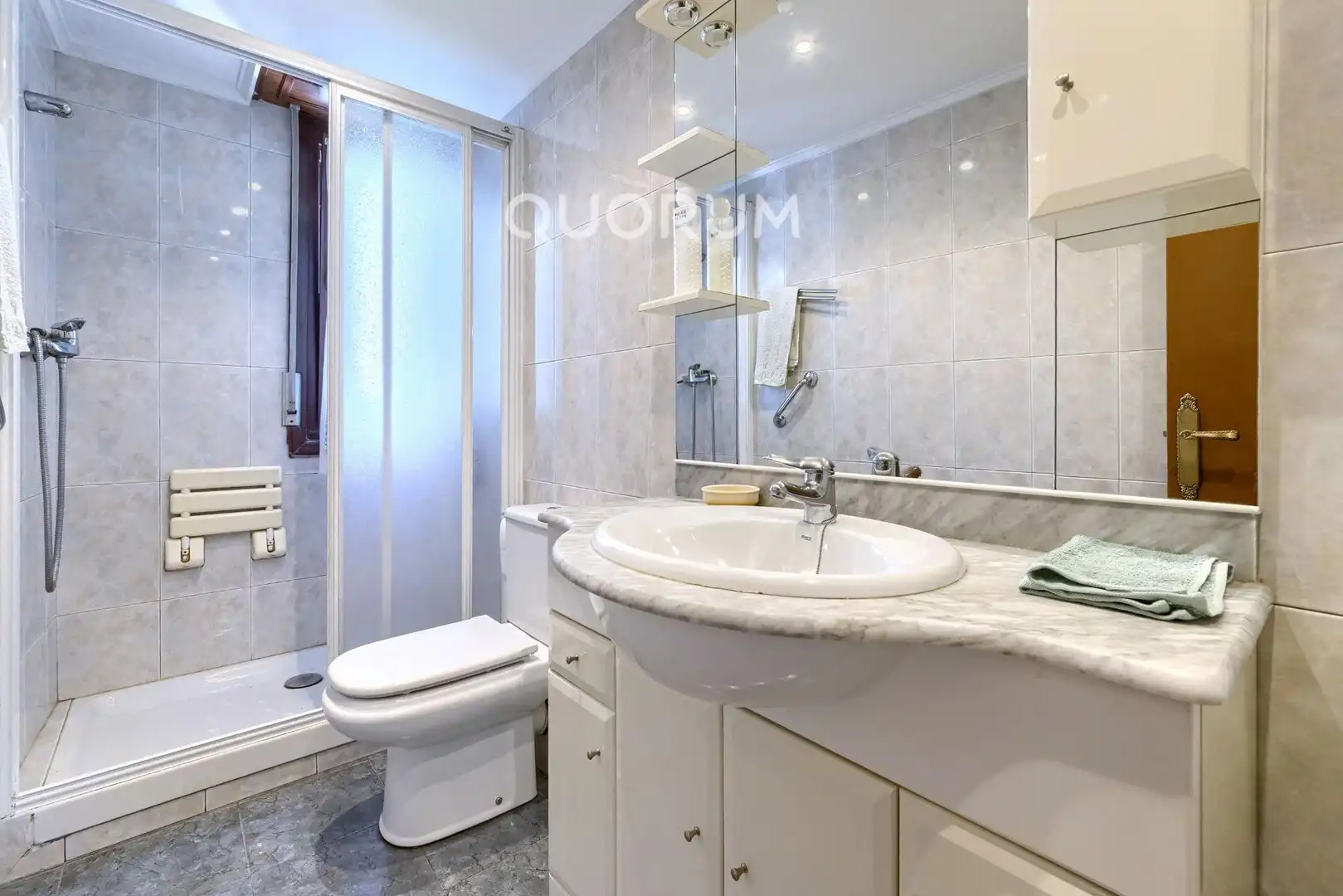 Baño de Piso en venta en Barakaldo  con Jardín privado, Terraza y Amueblado