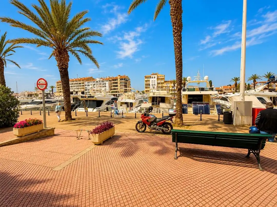 Vista exterior de Piso en venta en Empuriabrava con Terraza y Balcón