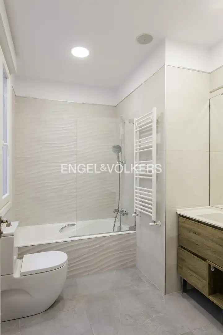 Baño de Piso de alquiler en Bilbao  con Aire acondicionado, Calefacción y Balcón