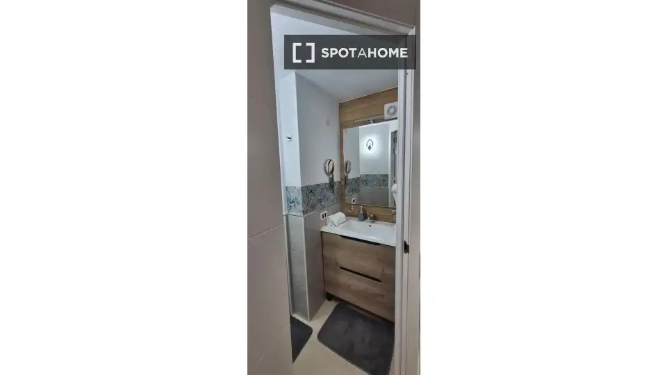 Baño de Estudio para compartir en Arona con Aire acondicionado, Terraza y Amueblado