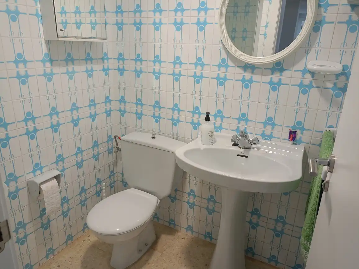 Bany de Apartament de lloguer en Gandia amb Aire condicionat, Terrassa i Moblat