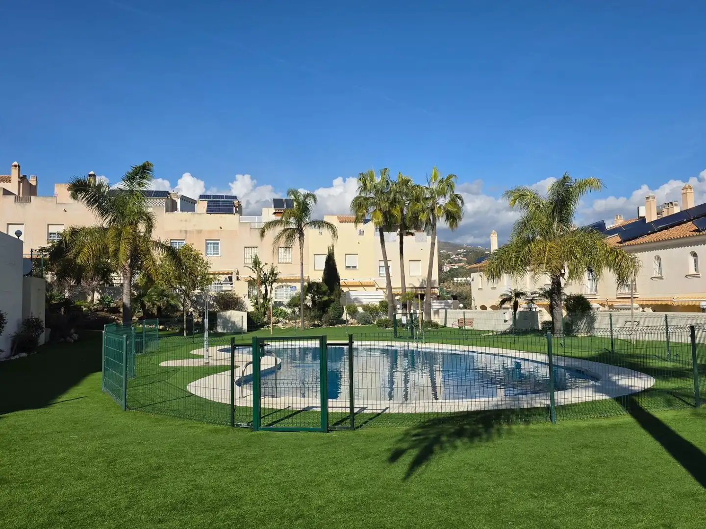 Piscina de Casa adosada en venda en Rincón de la Victoria amb Aire condicionat, Calefacció i Terrassa