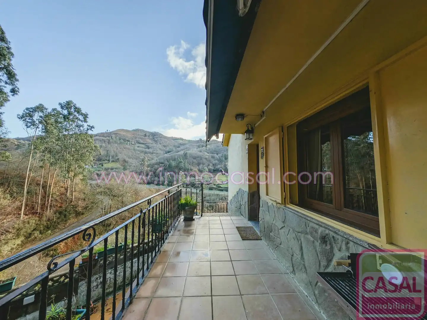 Vista exterior de Casa o xalet en venda en Mieres (Asturias) amb Calefacció, Terrassa i Traster