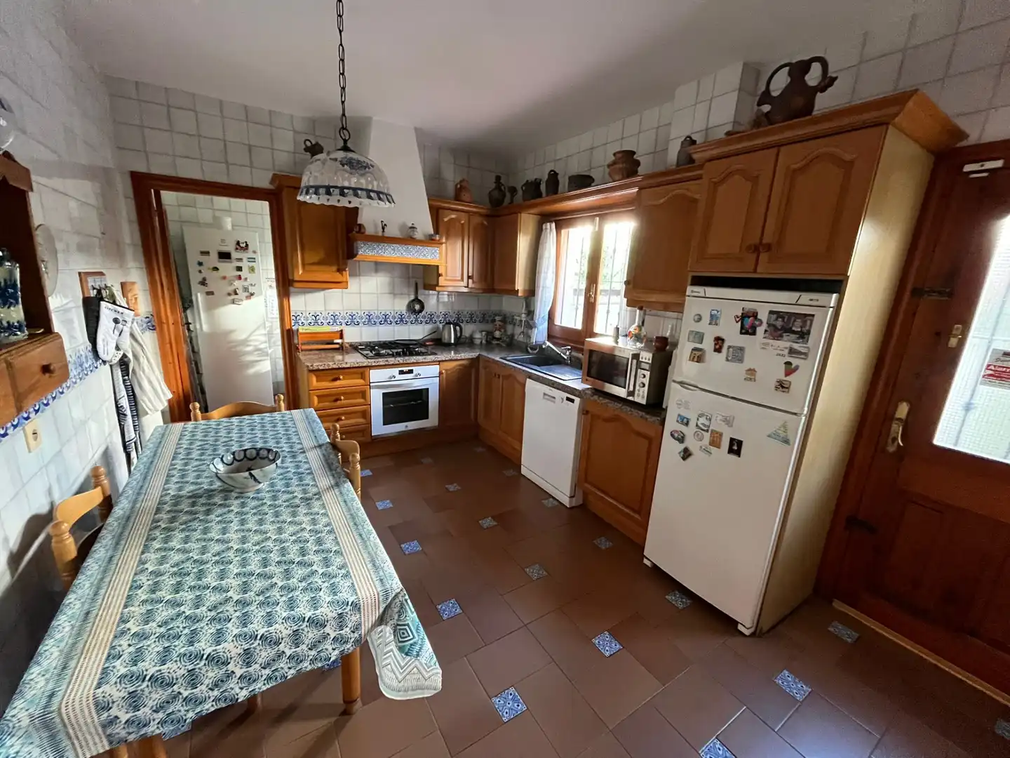 Cuina de Casa adosada en venda en Vélez-Málaga amb Aire condicionat, Calefacció i Jardí privat