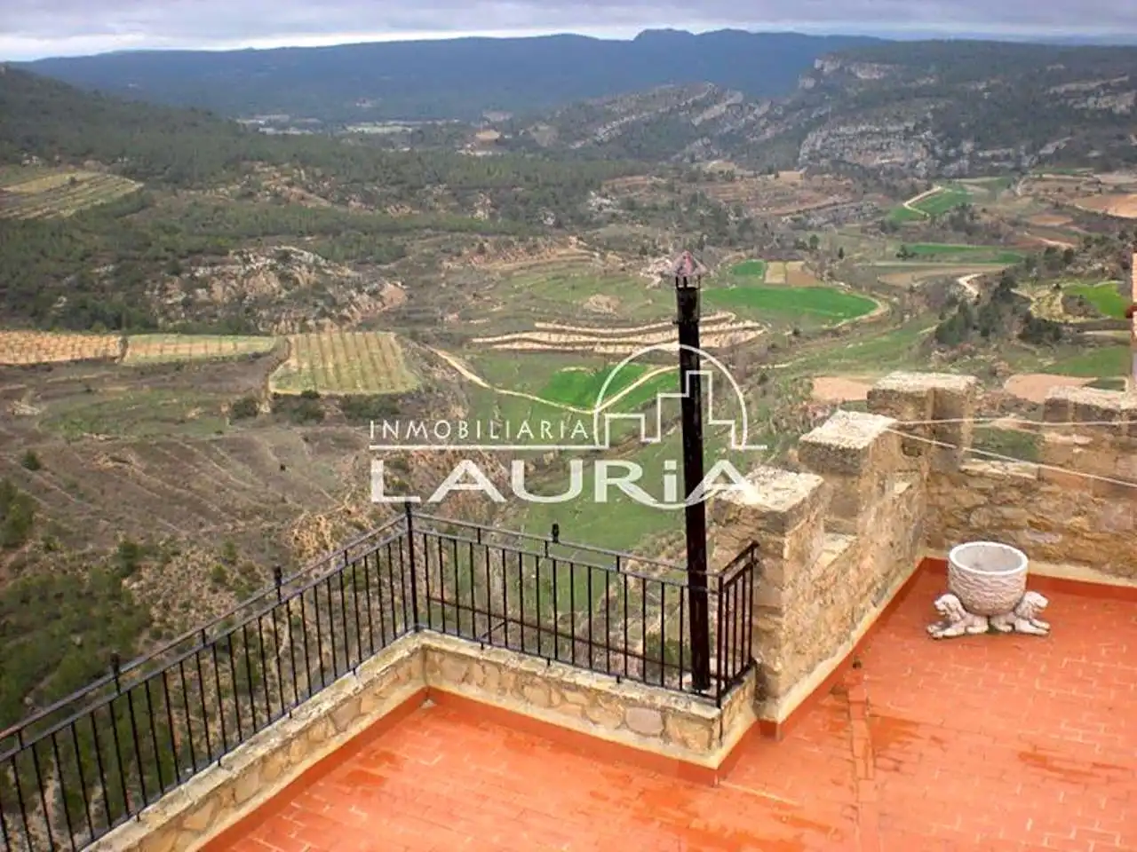 Houses for sale in Alpuente  with Air Conditioner and Terrace