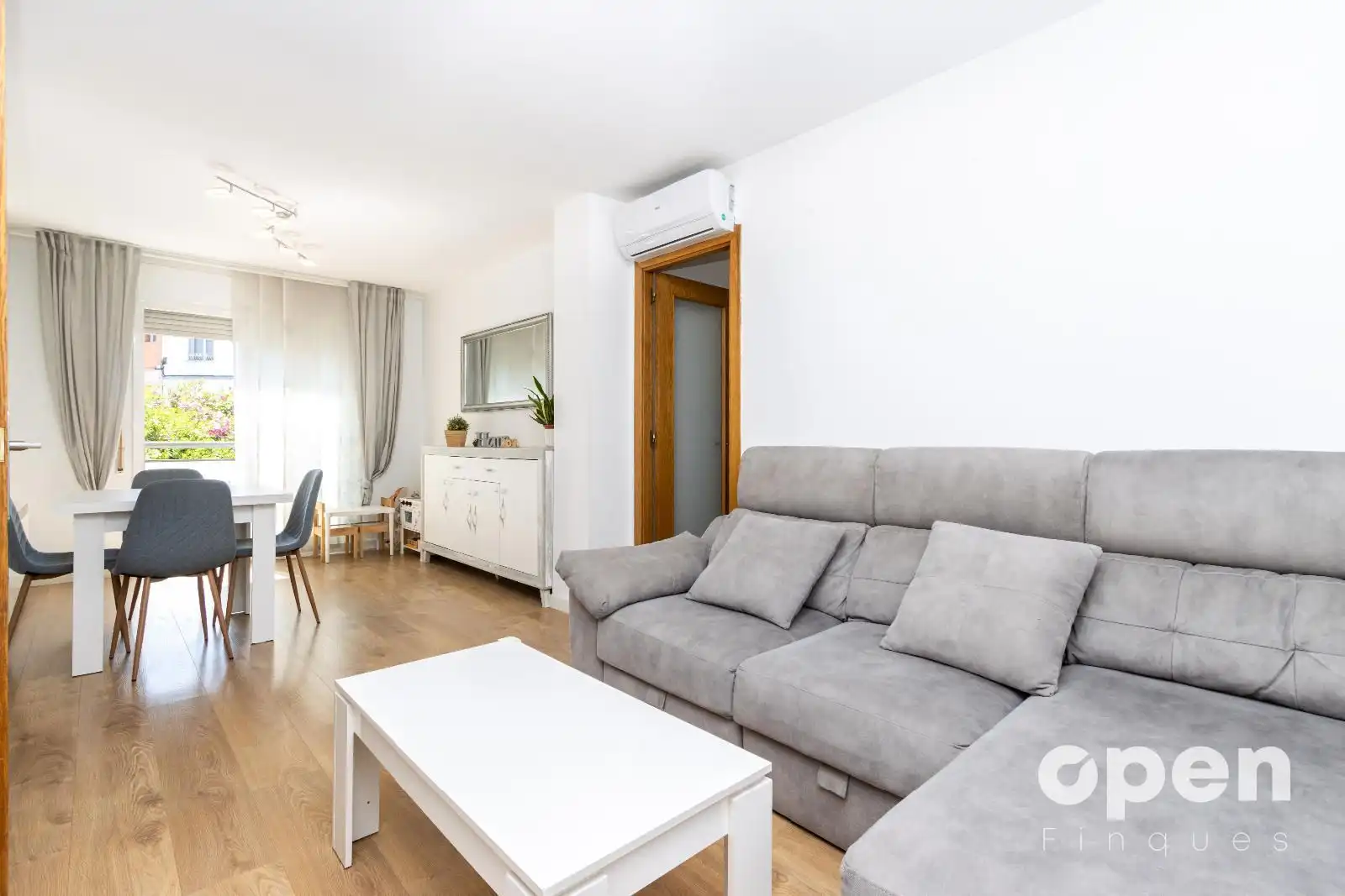 Living room of Flat for sale in Terrassa  with Air Conditioner, Heating and Parquet flooring