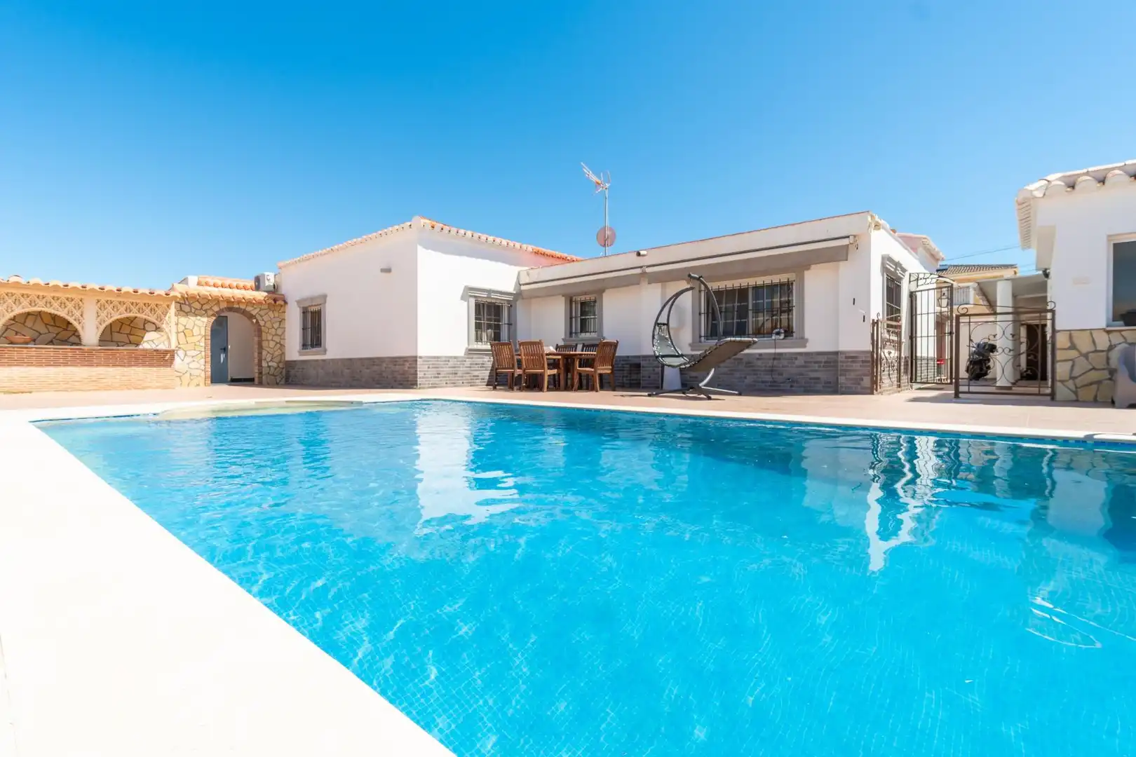 Piscina de Casa o xalet en venda en Torrevieja amb Aire condicionat, Calefacció i Jardí privat