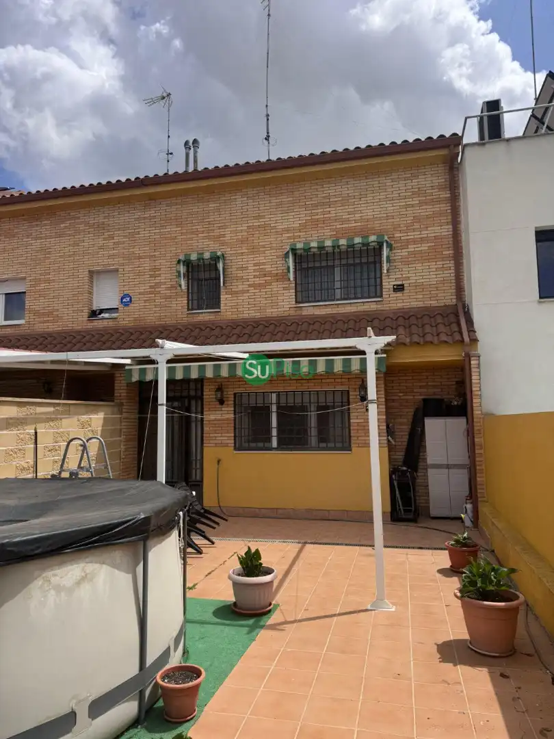 Vista exterior de Casa adosada en venda en Illescas amb Calefacció, Jardí privat i Piscina