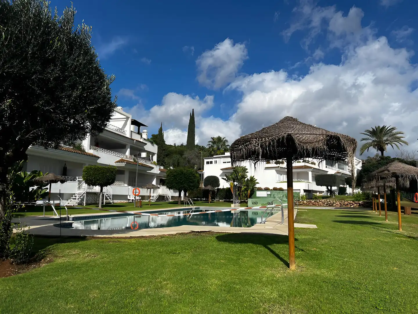 Vista exterior de Apartamento en venta en Marbella con Aire acondicionado, Terraza y Piscina