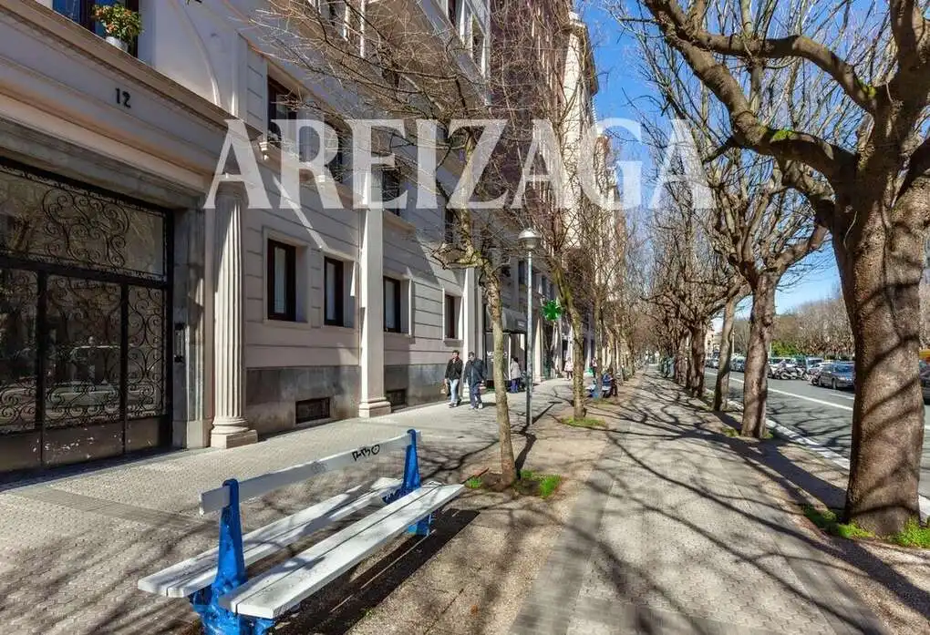 Vista exterior de Pis en venda en Donostia - San Sebastián  amb Calefacció i Traster