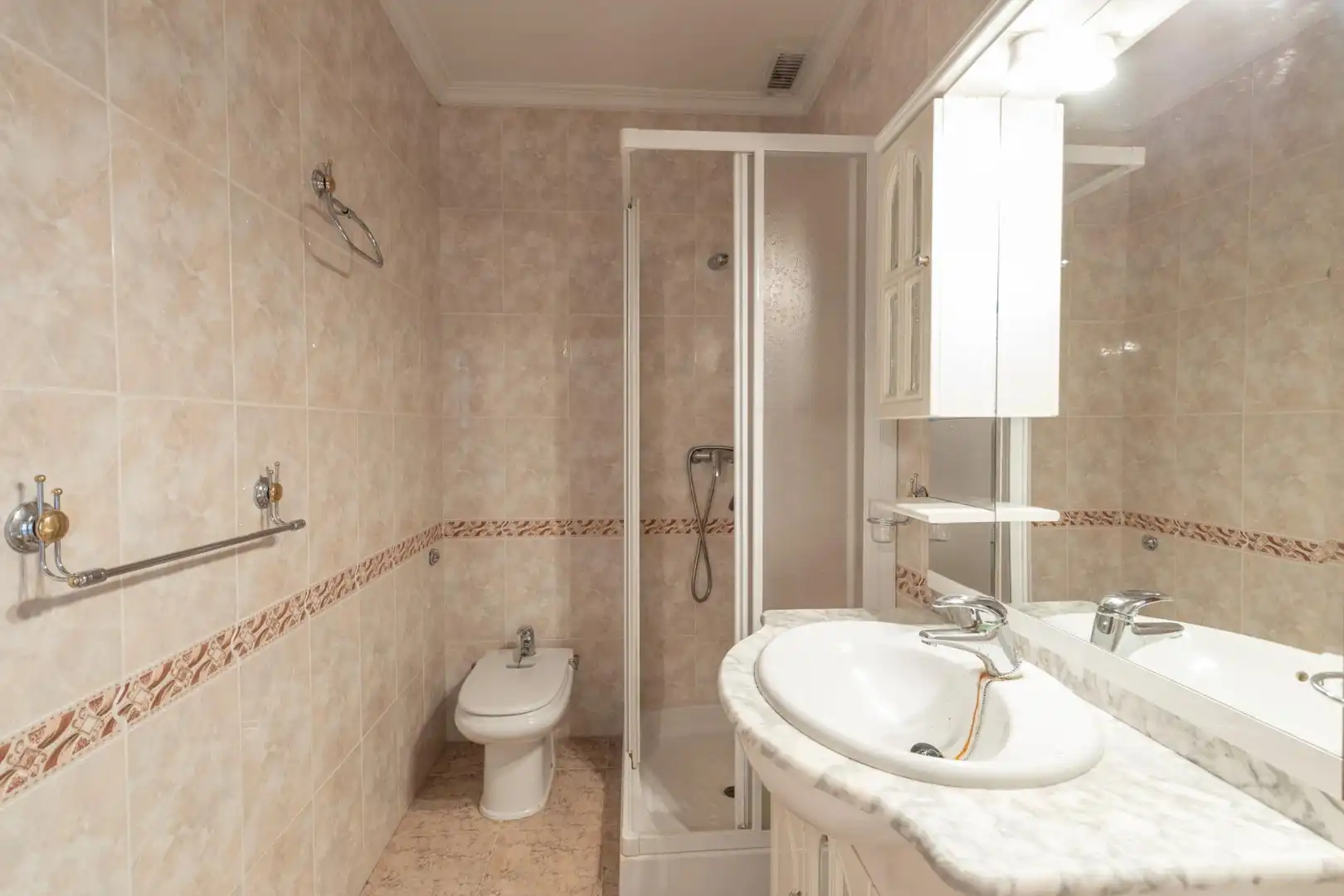 Baño de Casa adosada en venta en Maracena con Aire acondicionado, Calefacción y Terraza