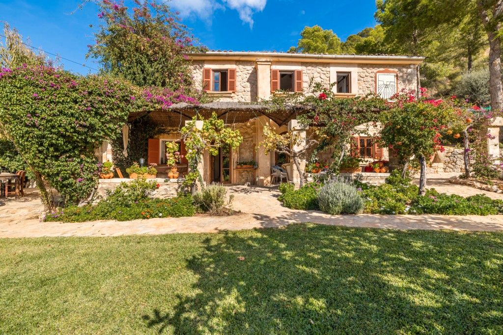 Vista exterior de Finca rústica en venda en Andratx amb Aire condicionat, Calefacció i Jardí privat