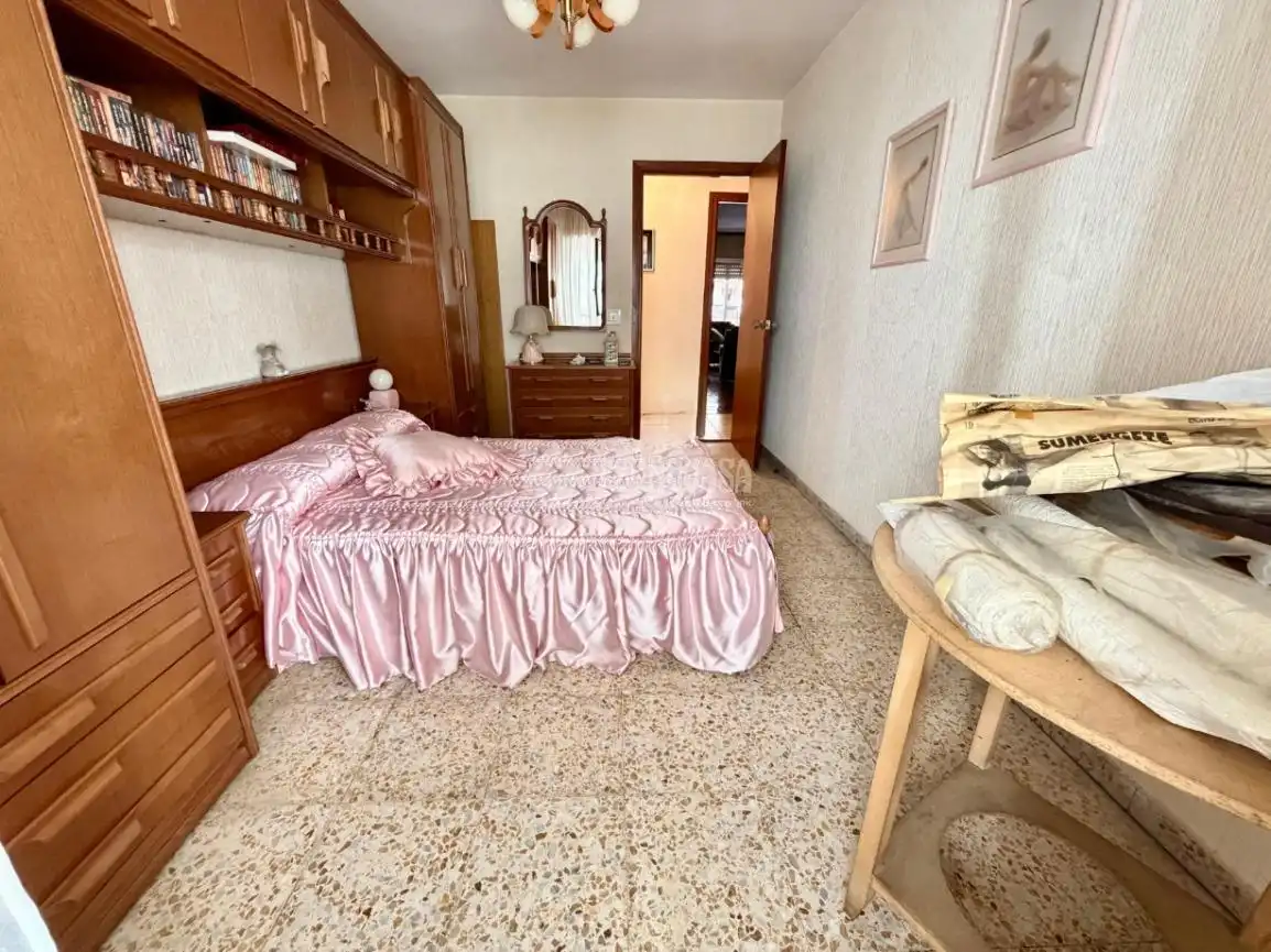 Dormitori de Pis en venda en León Capital  amb Calefacció, Parquet i Terrassa