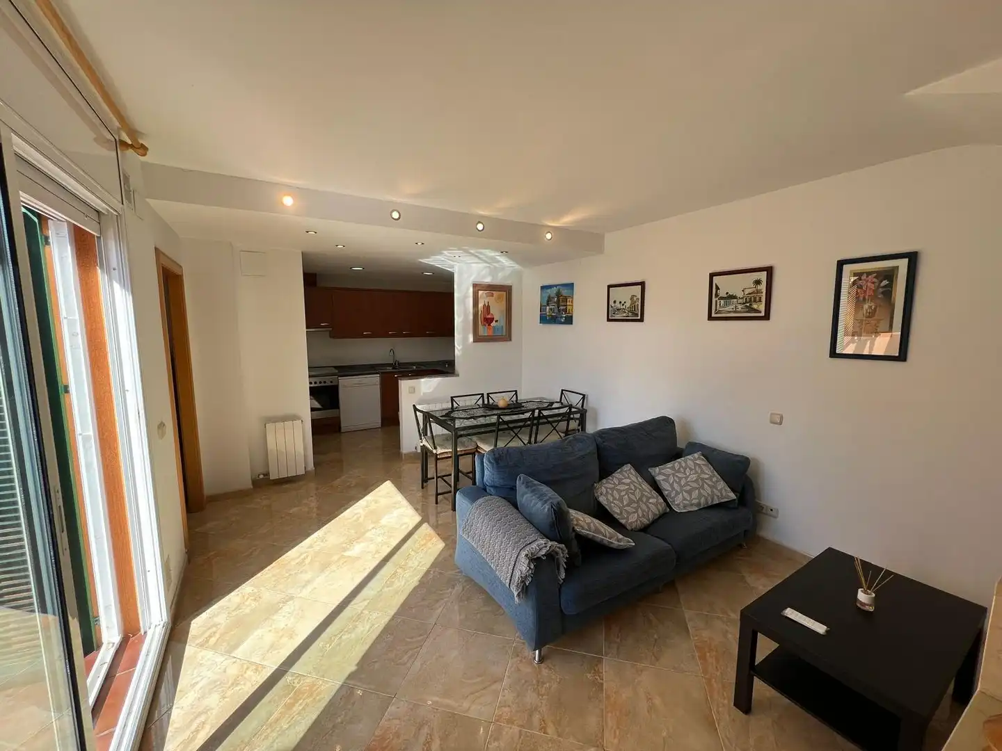 Wohnzimmer von Einfamilien-Reihenhaus zum Verkauf in El Vendrell mit Klimaanlage, Heizung und Terrasse