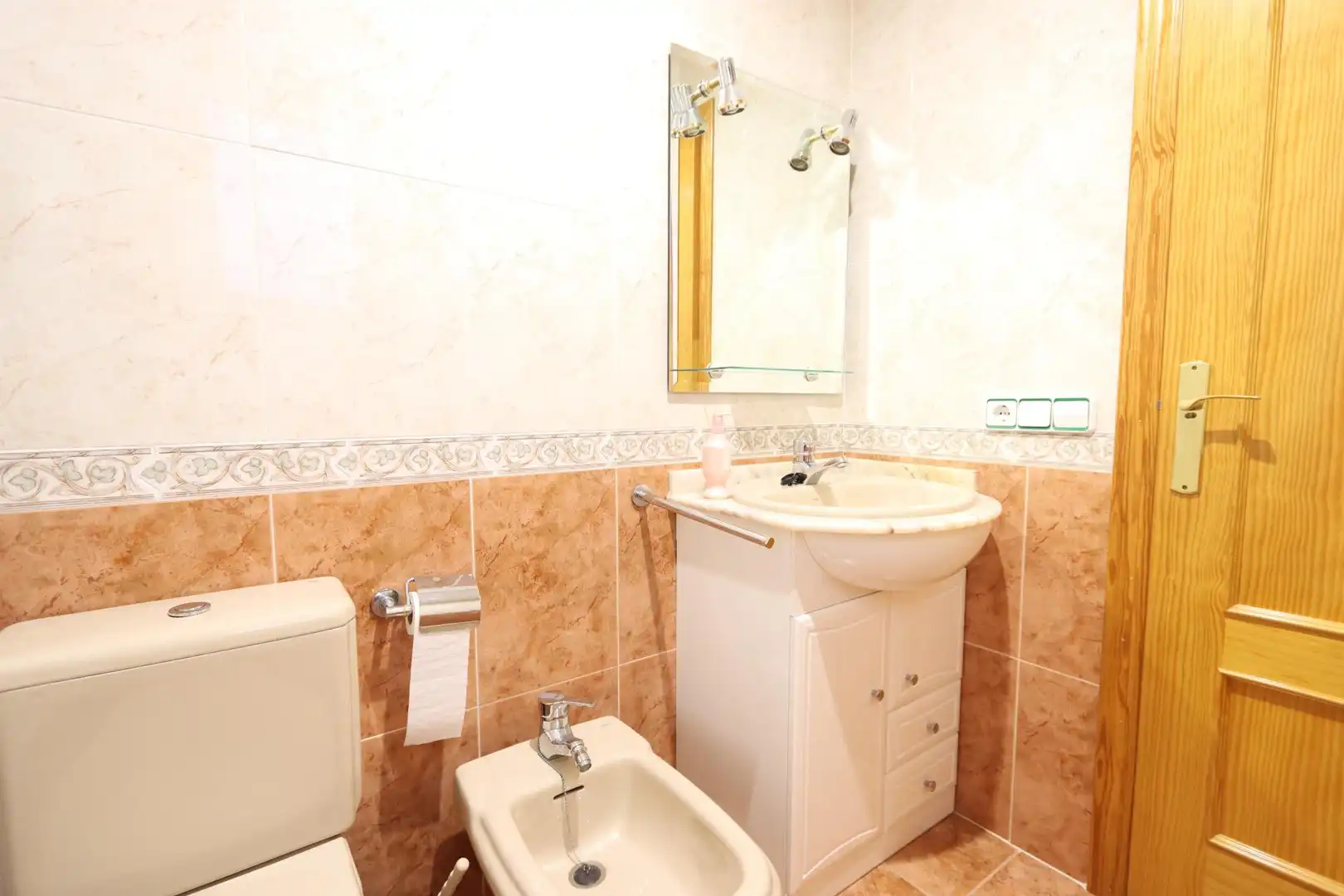 Bathroom of Flat for rent in La Pobla de Vallbona  with Furnished and Balcony