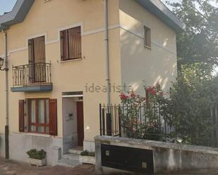 Vista exterior de Casa o xalet en venda en Basauri  amb Calefacció, Jardí privat i Terrassa