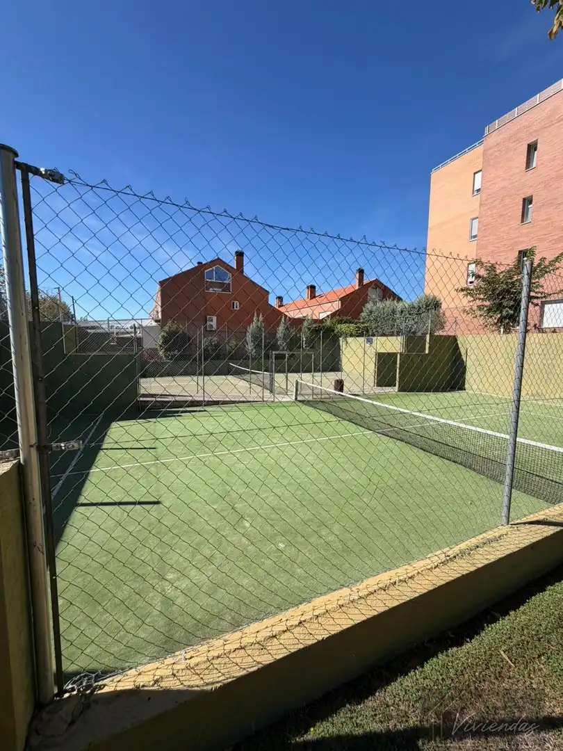 Parkplatz von Wohnungen zum Verkauf in Boadilla del Monte mit Klimaanlage, Heizung und Parkett