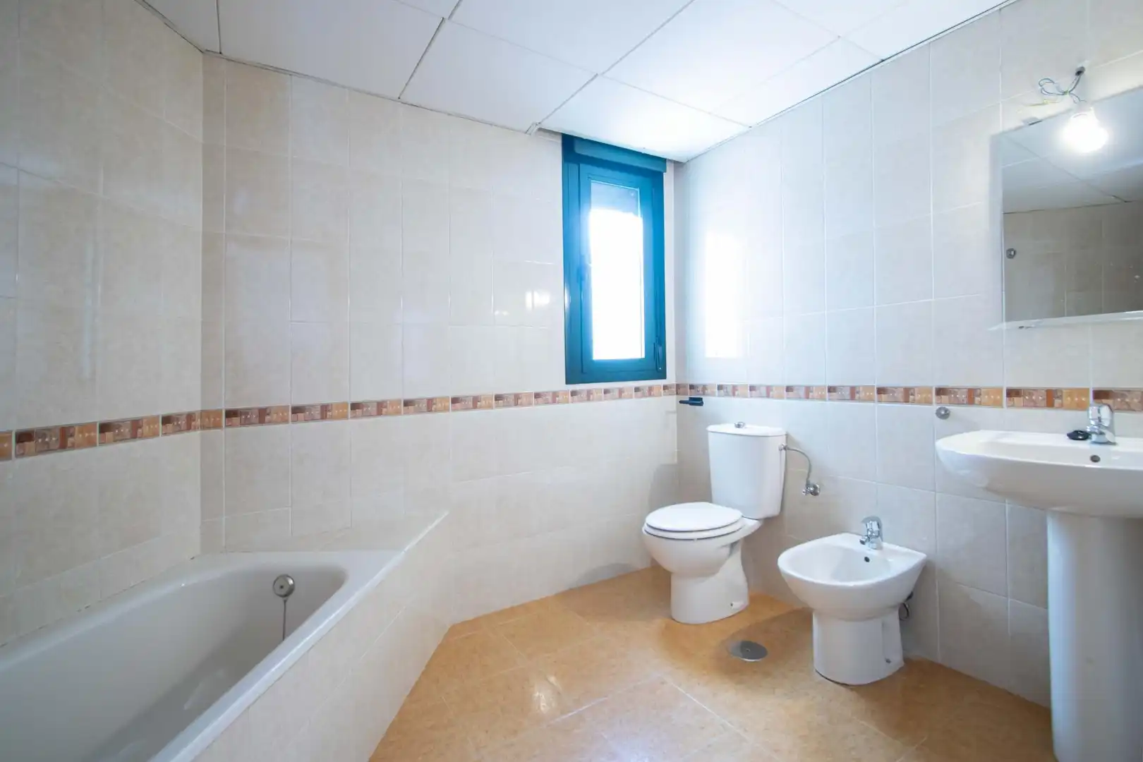 Bathroom of Flat for sale in Camas  with Air Conditioner, Heating and Terrace