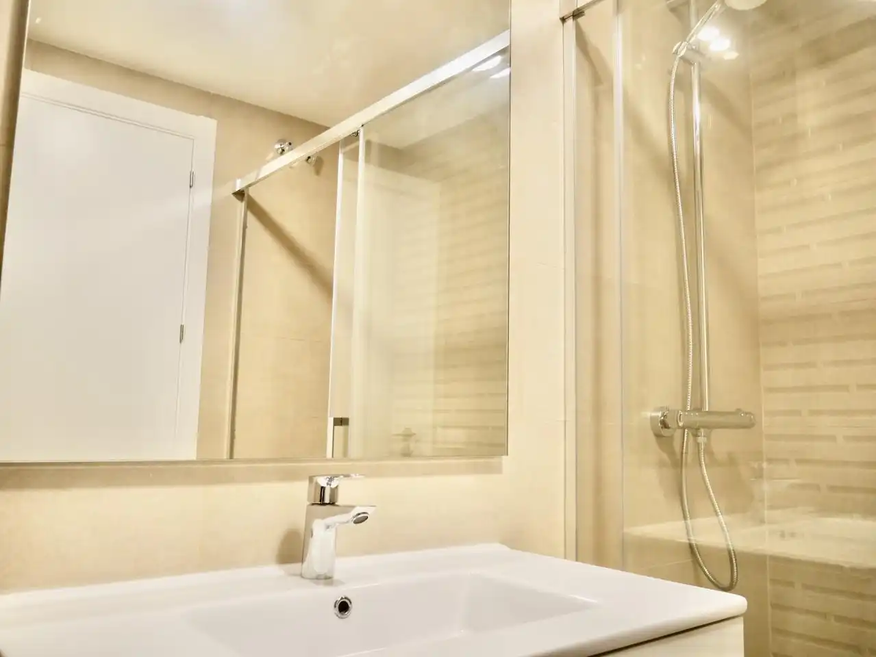 Flat for rent in Ángel Ojeda Avilés, Entrenúcleos