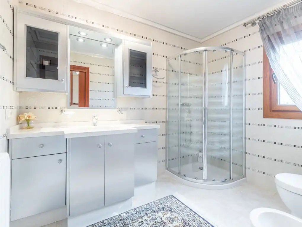Bathroom of Houses for sale in Jávea / Xàbia  with Air Conditioner, Heating and Storage room