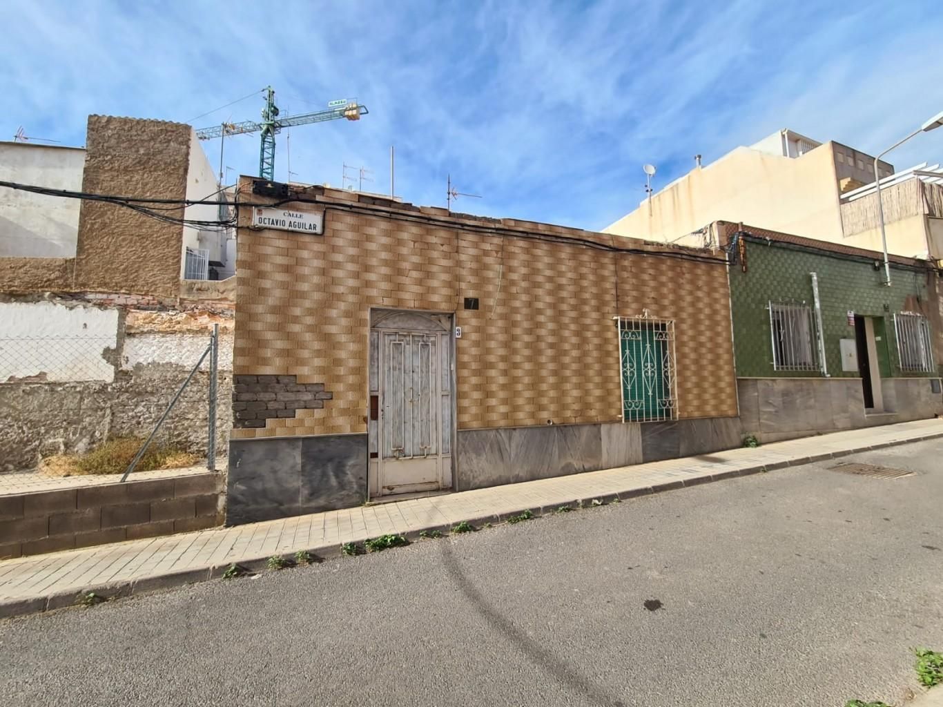 Außenansicht von Residential zum verkauf in  Almería Capital