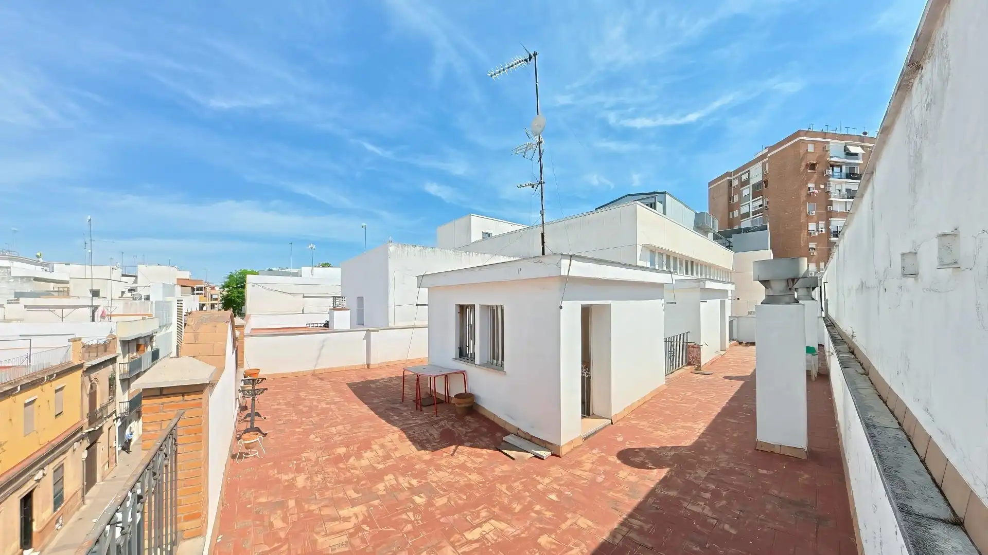 Vista exterior de Pis en venda en Sevilla amb Aire condicionat, Terrassa i Balcó