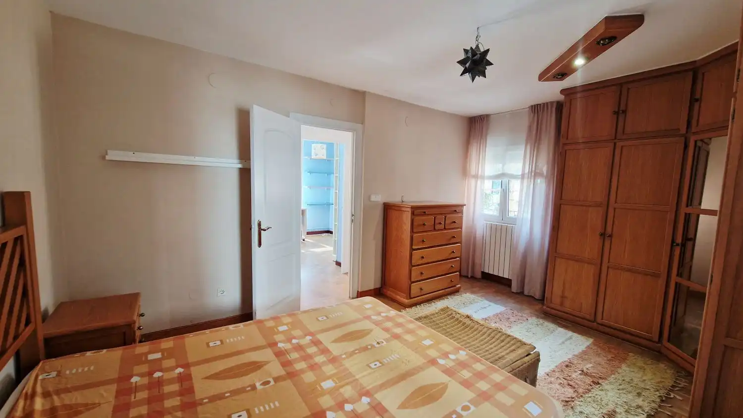 Habitación de Piso de alquiler en Torrelavega  con Calefacción, Amueblado y Balcón