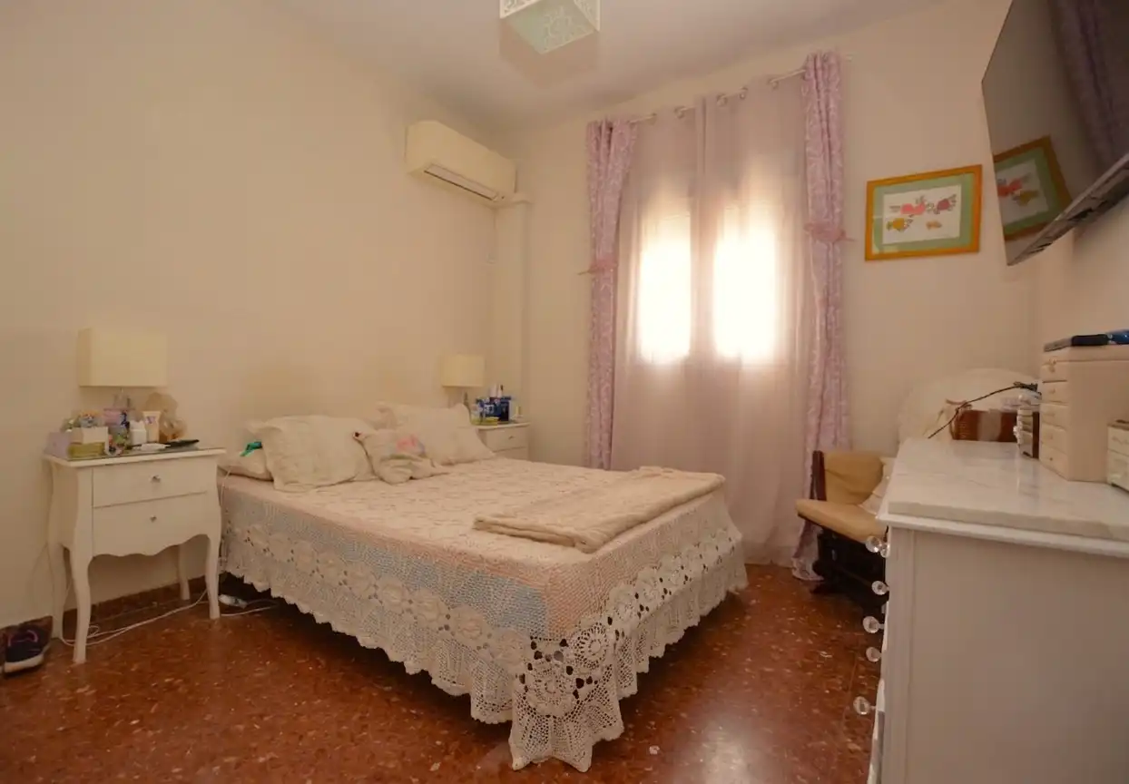 Habitación de Piso en venta en Sevilla con Aire acondicionado, Terraza y Trastero