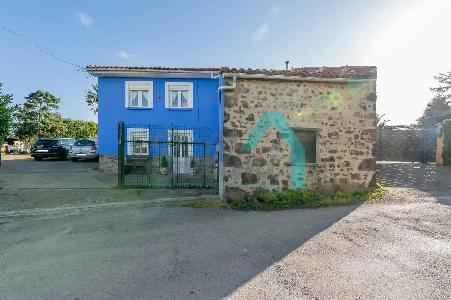 Vista exterior de Casa o xalet en venda en Castrillón amb Calefacció, Jardí privat i Parquet