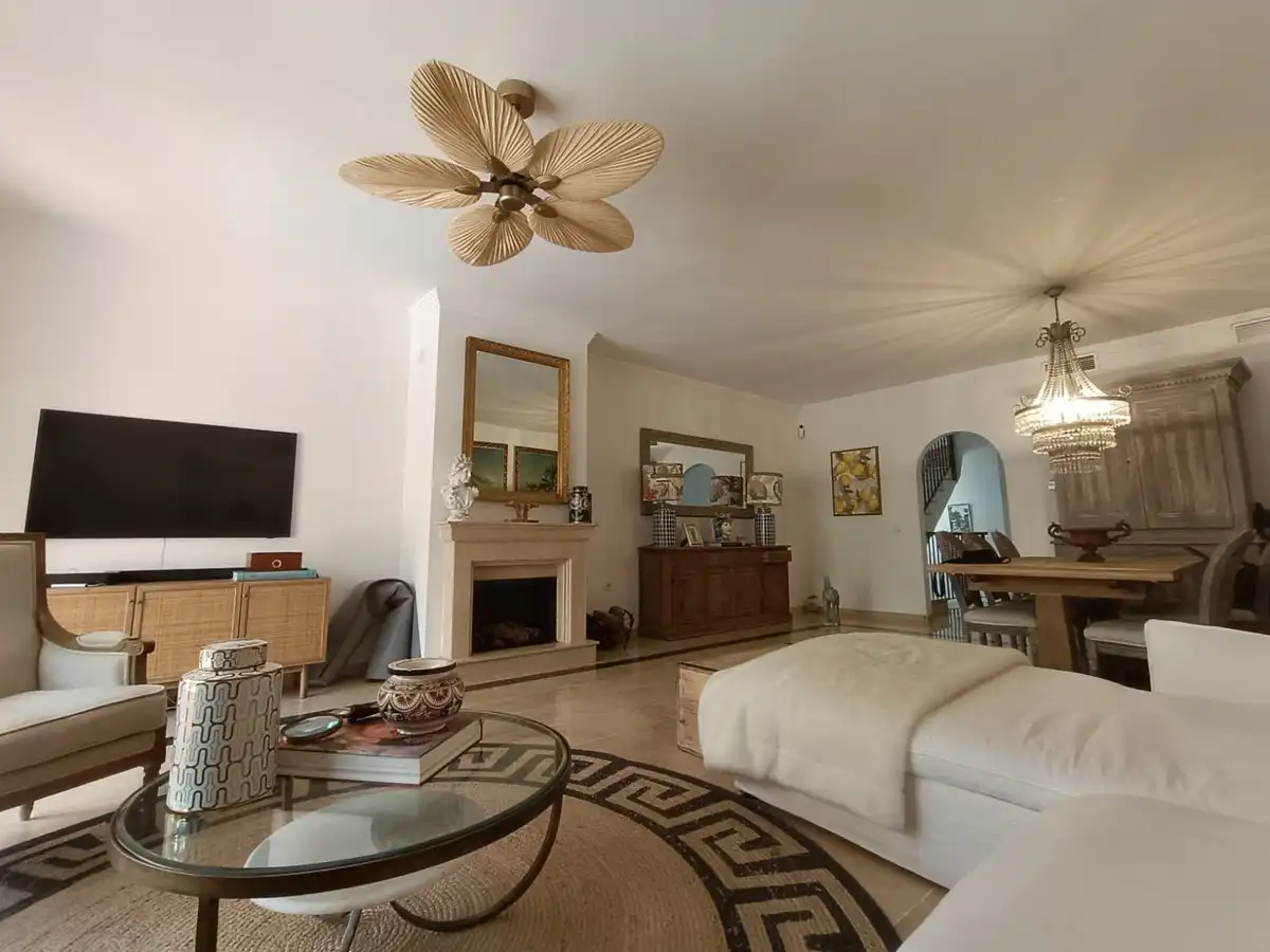 Sala d'estar de Casa adosada en venda en Marbella amb Aire condicionat i Alarma