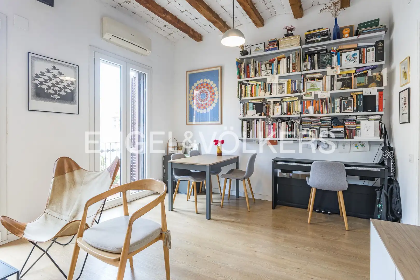 Vista exterior de Piso en venta en Barcelona con Calefacción, Parquet y Balcón
