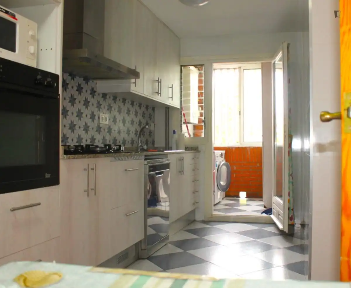 Cocina de Apartamento para compartir en Sant Joan Despí con Aire acondicionado, Calefacción y Amueblado