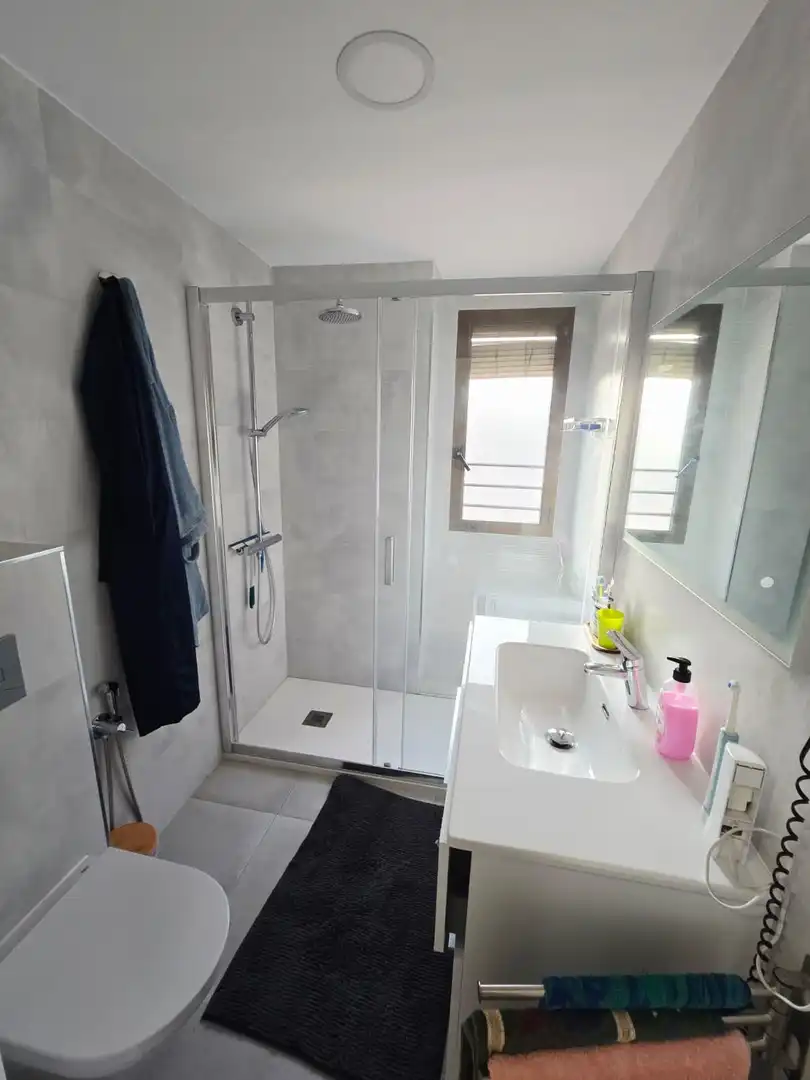 Bathroom of Flat for rent in Benidorm  with Air Conditioner, Private garden and Terrace