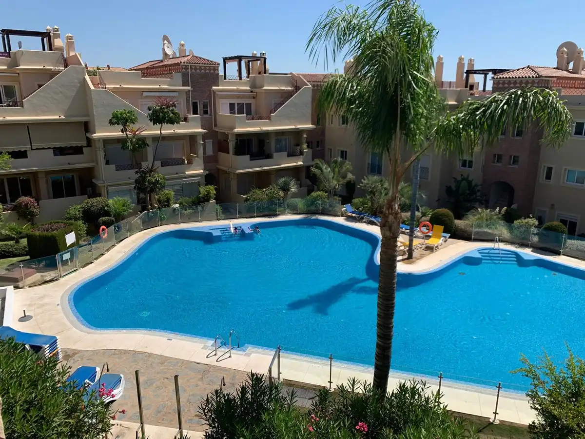 Piscina de Pis en venda en Estepona amb Aire condicionat, Terrassa i Moblat